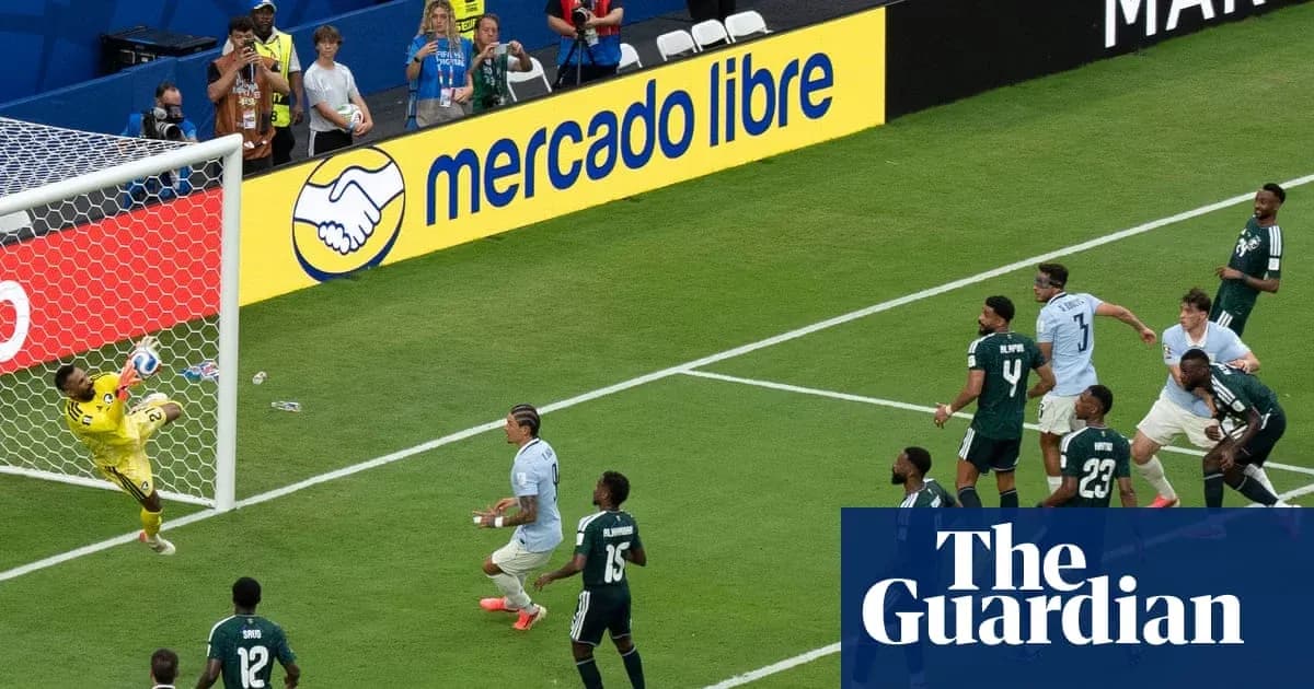 Portero deteniendo un tiro en el partido Portero deteniendo un tiro en el partido