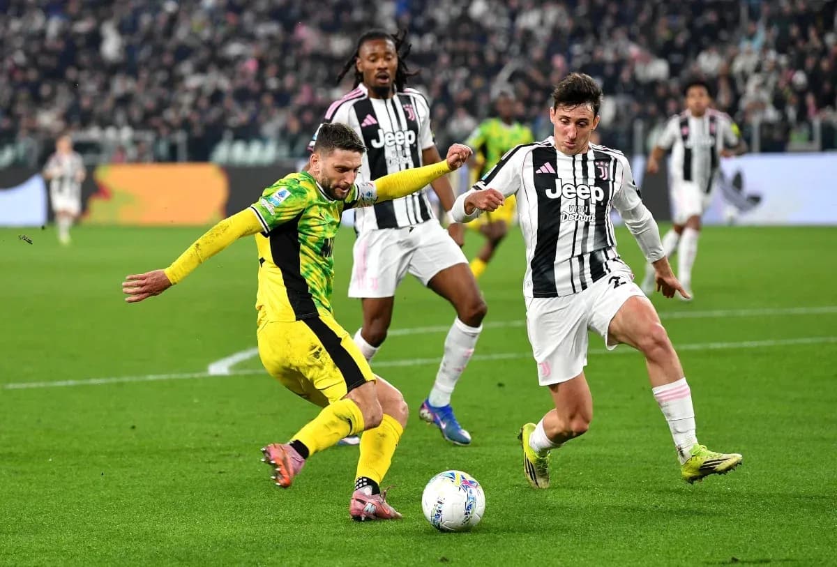 Jugadores de Juventus y rival disputando el balón Jugadores de Juventus y rival disputando el balón