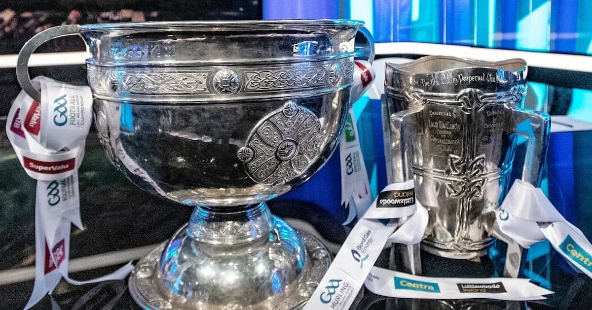 Trofeos de fútbol y hurling GAA en exhibición Trofeos de fútbol y hurling GAA en exhibición