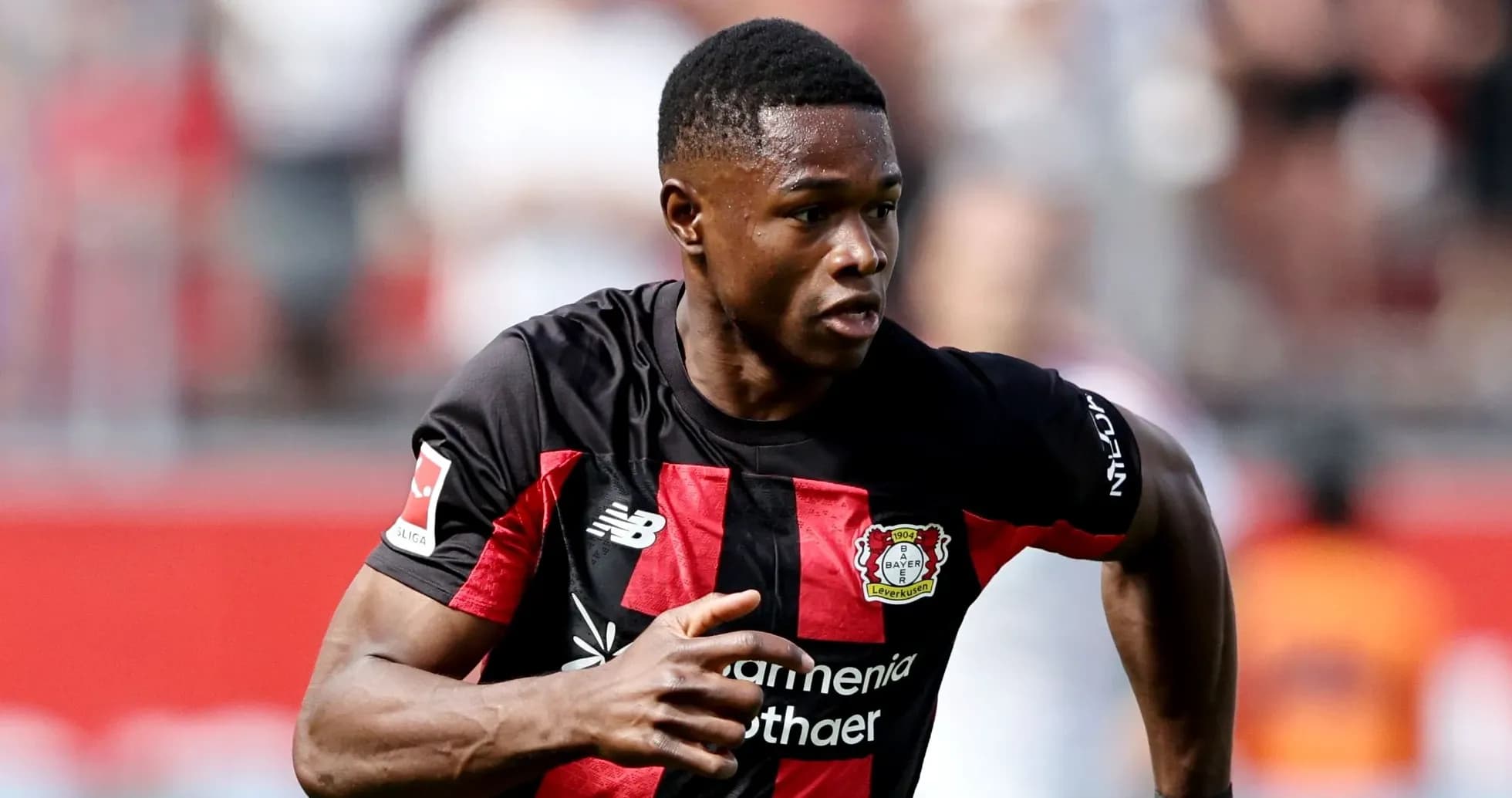Jugador de Bayer Leverkusen corriendo en el campo Jugador de Bayer Leverkusen corriendo en el campo
