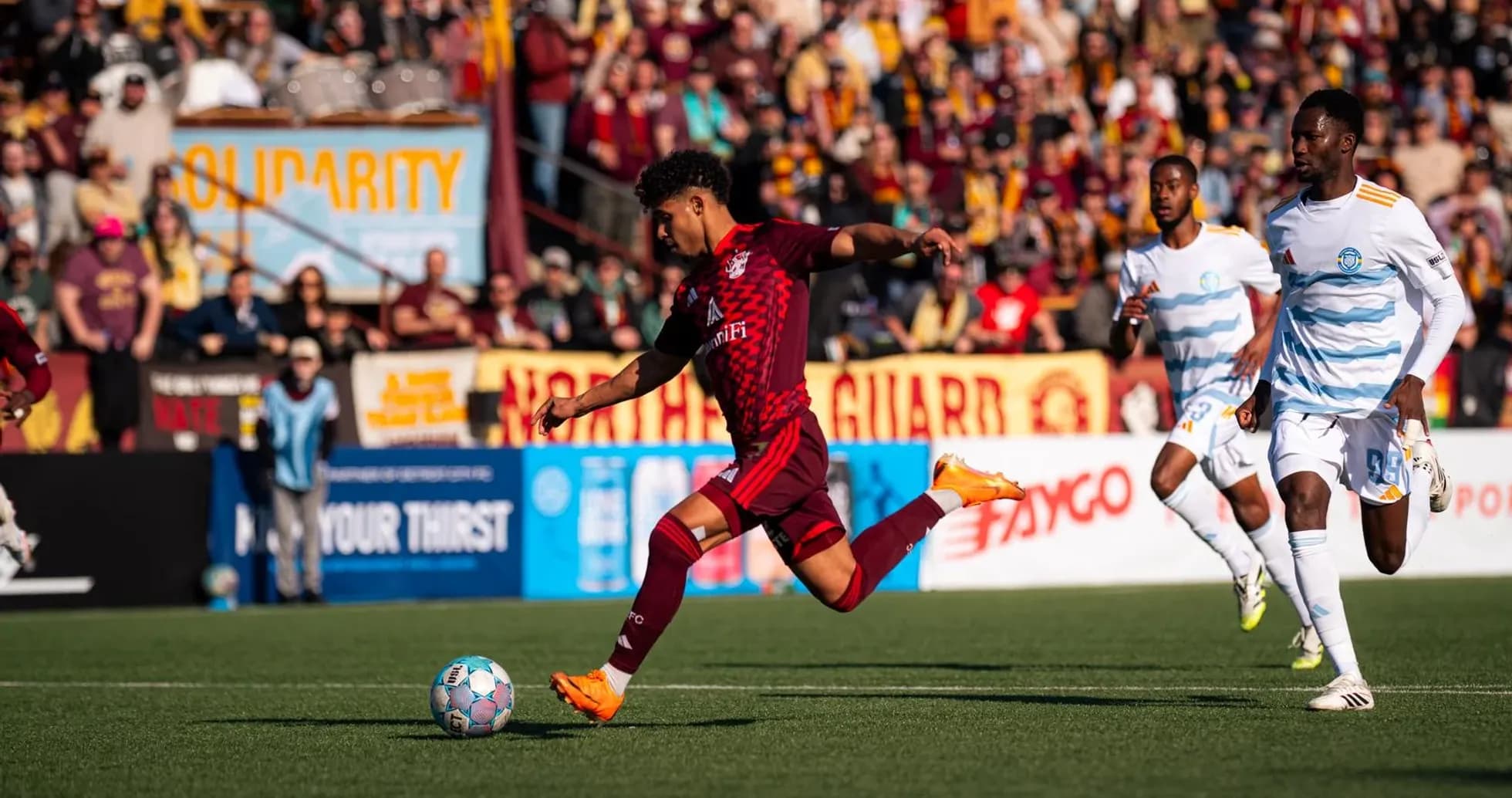Un jugador de Detroit City persigue el balón Un jugador de Detroit City persigue el balón