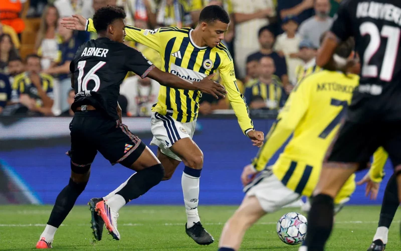Jugadores de Fenerbahçe en acción durante el partido Jugadores de Fenerbahçe en acción durante el partido