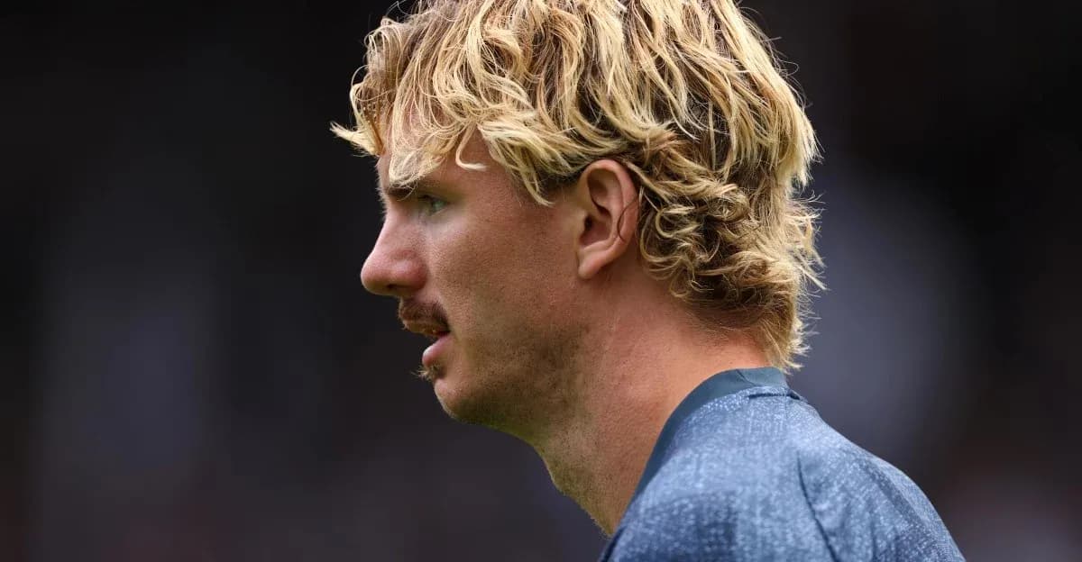 Jugador de perfil con cabello rubio rizado Jugador de perfil con cabello rubio rizado