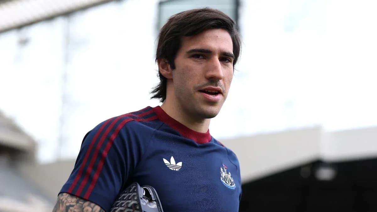 Jugador de Newcastle con camiseta azul en el estadio Jugador de Newcastle con camiseta azul en el estadio