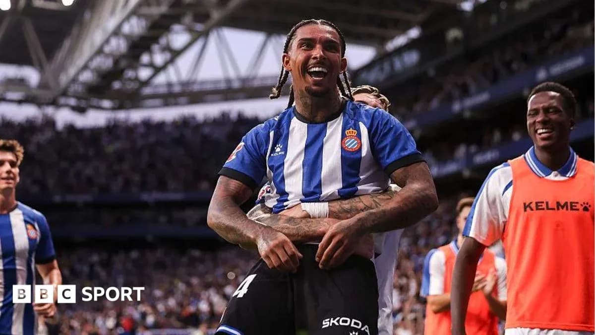 Jugador del Espanyol celebrando un gol con compañeros Jugador del Espanyol celebrando un gol con compañeros