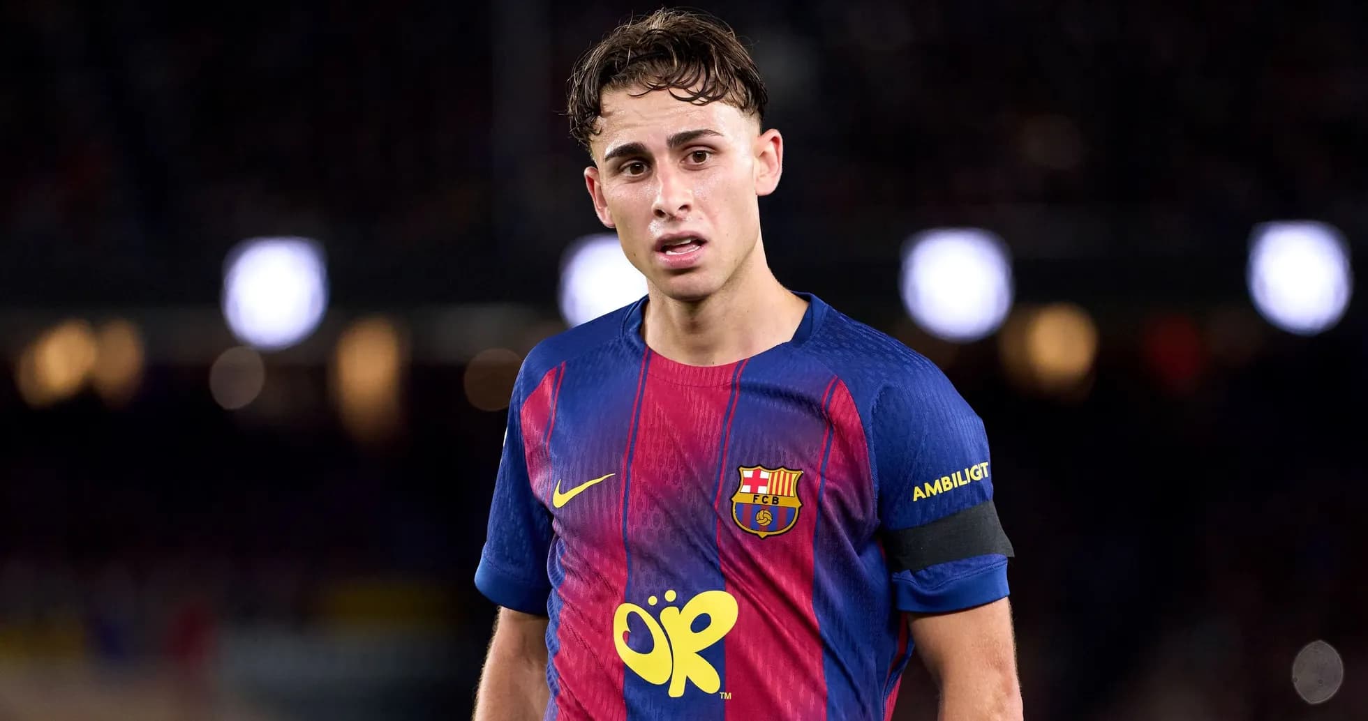 Jugador de Barcelona con camiseta y brazalete de capitán Jugador de Barcelona con camiseta y brazalete de capitán
