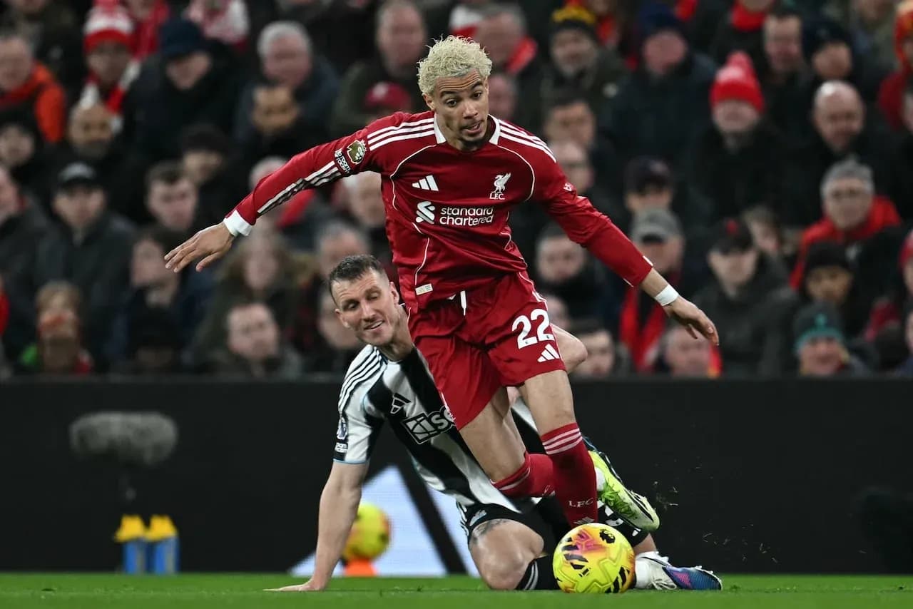 Un jugador de Liverpool cae ante un defensor de Newcastle Un jugador de Liverpool cae ante un defensor de Newcastle