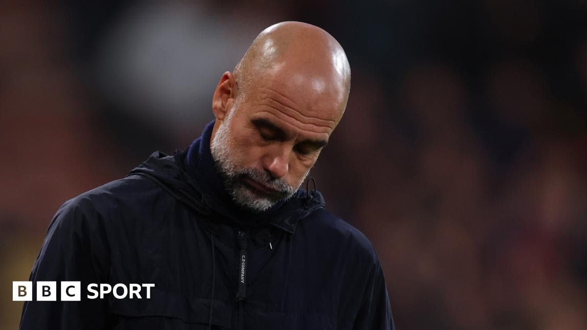 Entrenador con cabeza baja durante el partido Entrenador con cabeza baja durante el partido