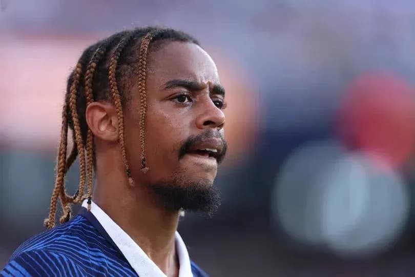 Jugador con trenzas en el campo de fútbol Jugador con trenzas en el campo de fútbol
