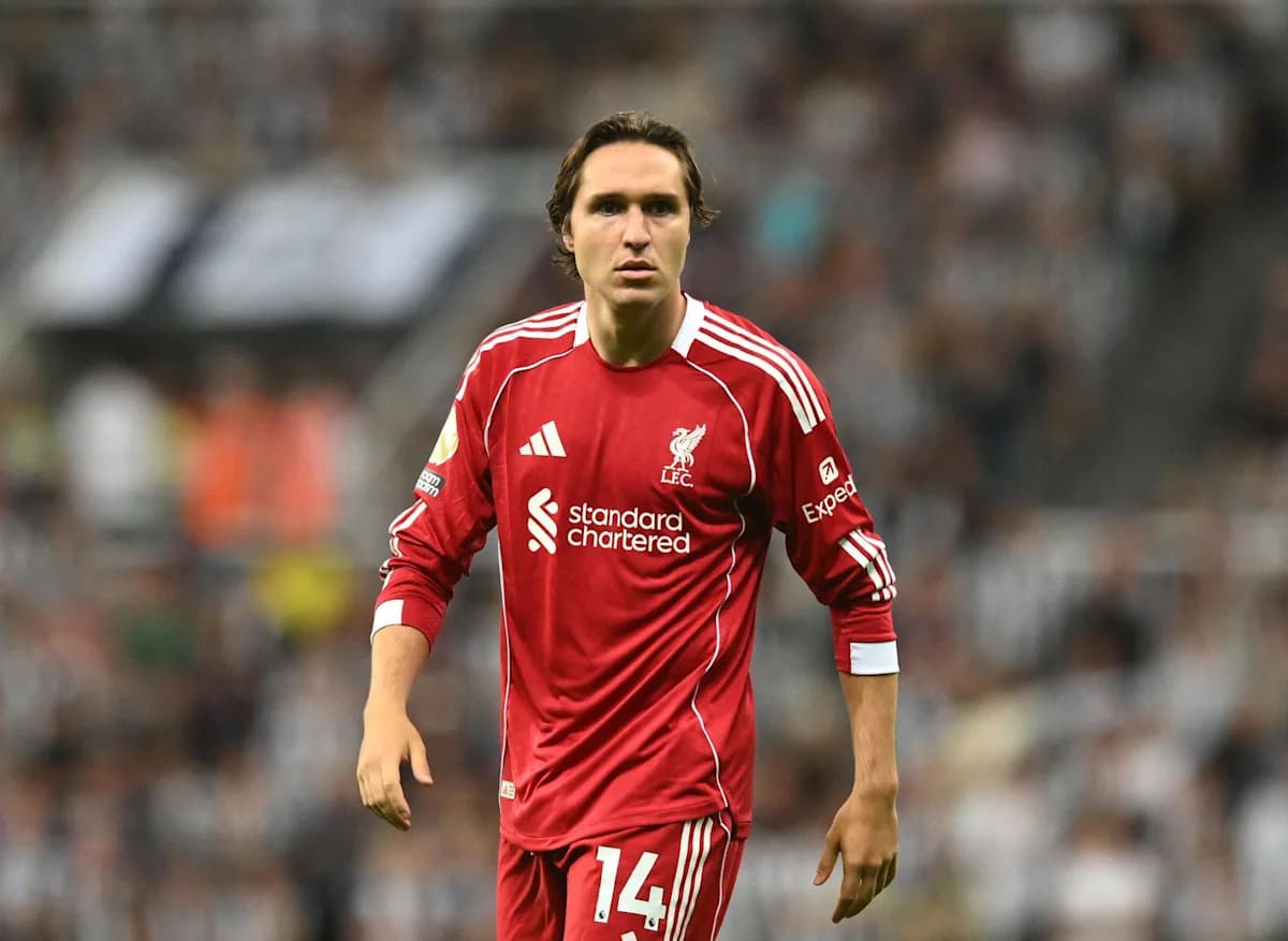 Jugador de Liverpool en uniforme rojo durante partido Jugador de Liverpool en uniforme rojo durante partido
