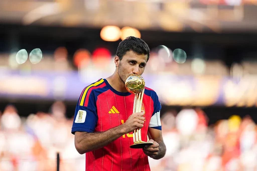 Jugador besando el trofeo de la Copa del Mundo Jugador besando el trofeo de la Copa del Mundo