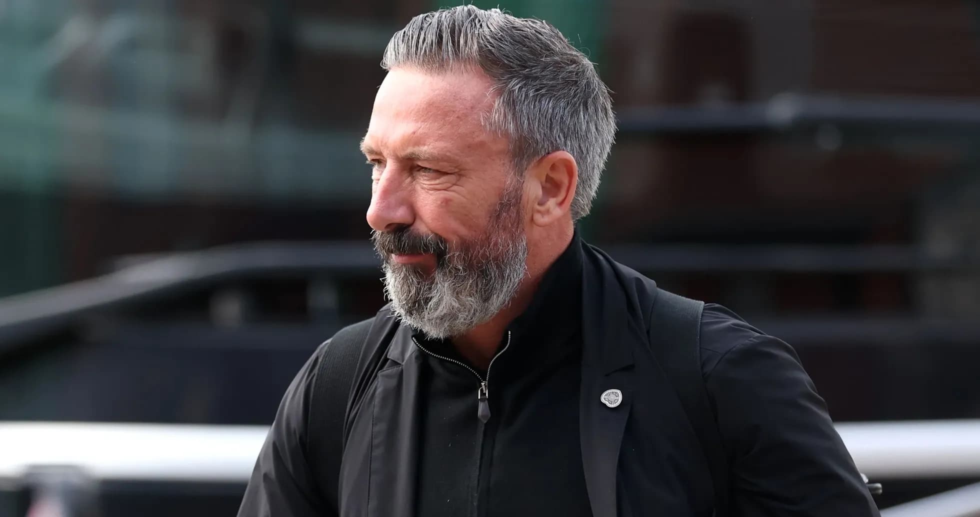 Hombre con barba gris caminando hacia el autobús Hombre con barba gris caminando hacia el autobús