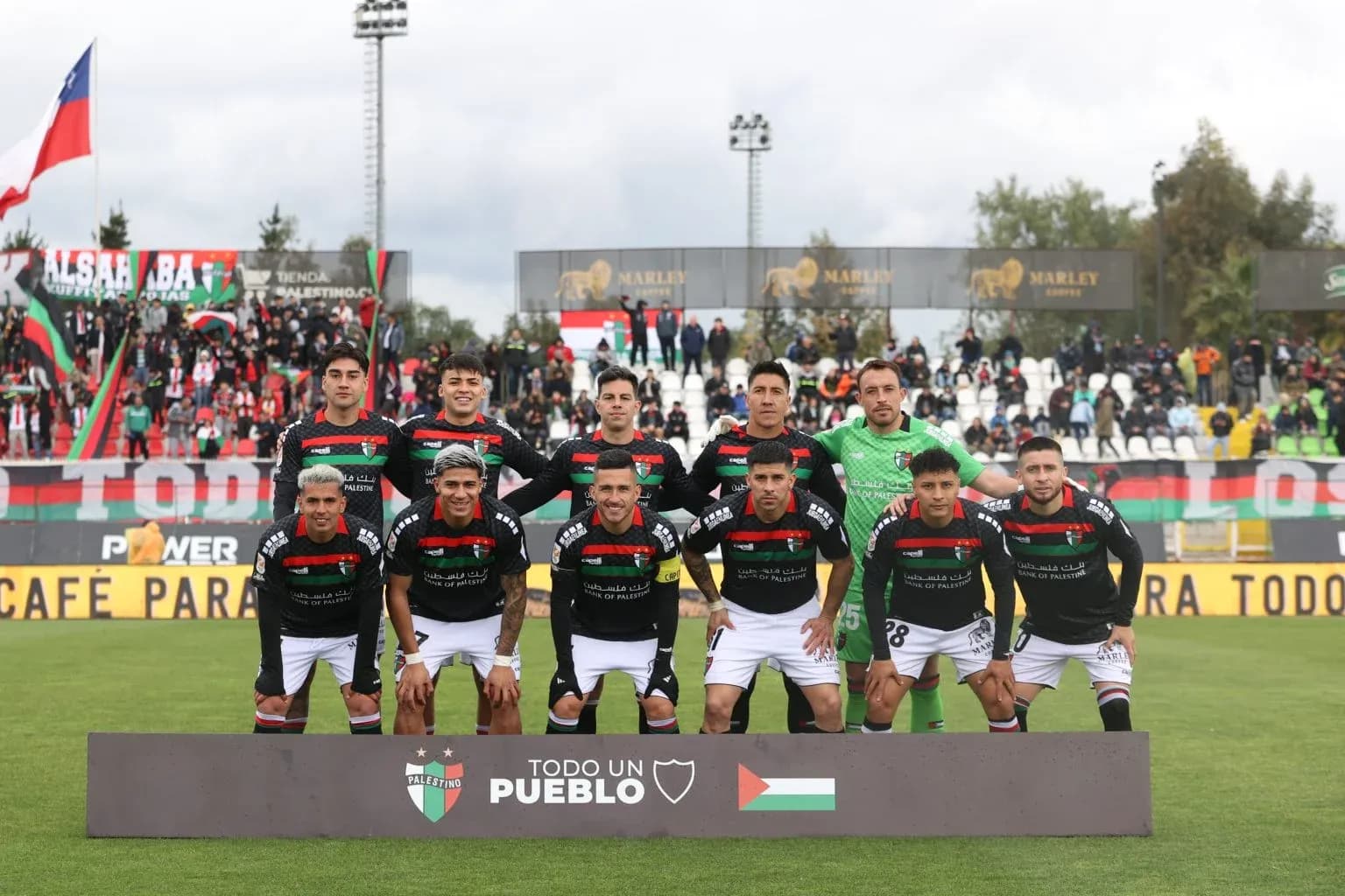 Plantel de Palestino antes del partido Plantel de Palestino antes del partido