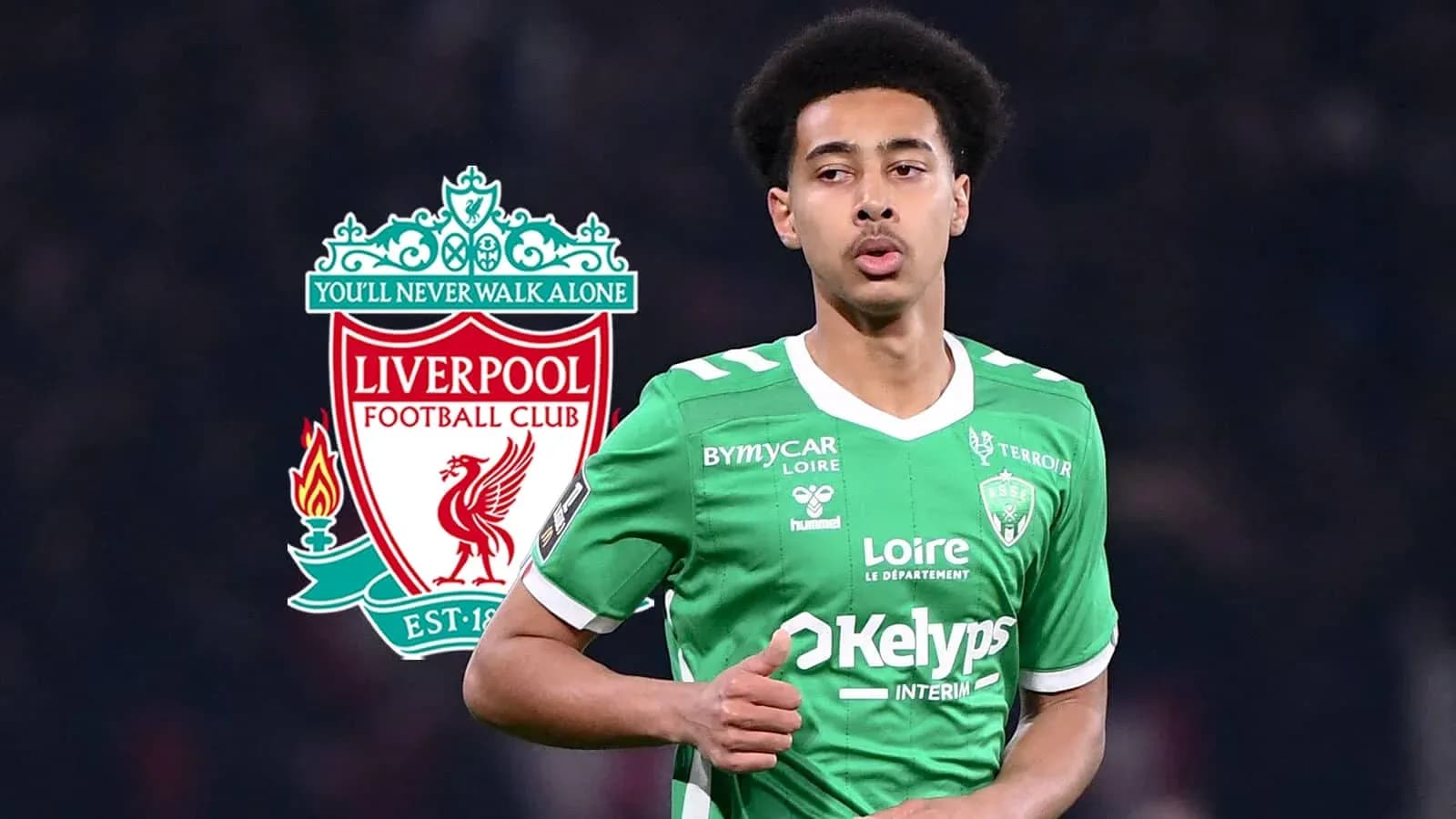 Jugador de fútbol con camiseta verde y logo de Liverpool Jugador de fútbol con camiseta verde y logo de Liverpool