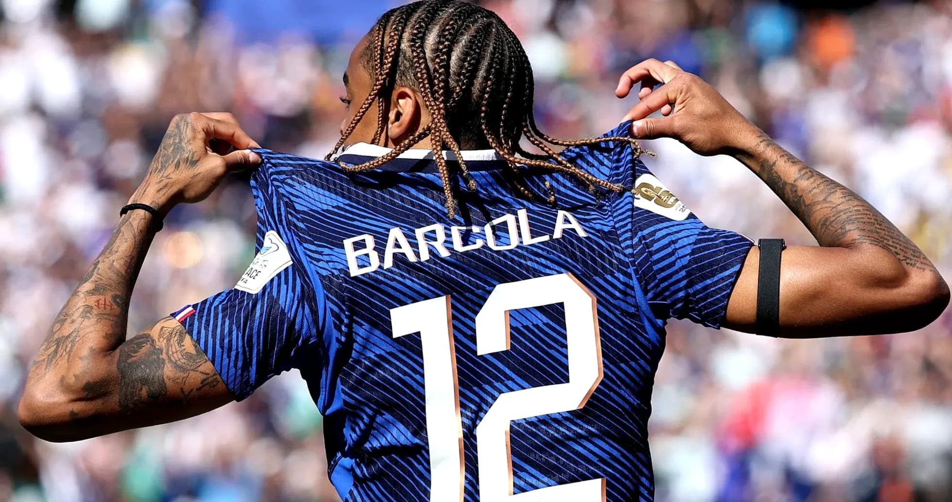 Jugador mostrando su camiseta durante el partido Jugador mostrando su camiseta durante el partido