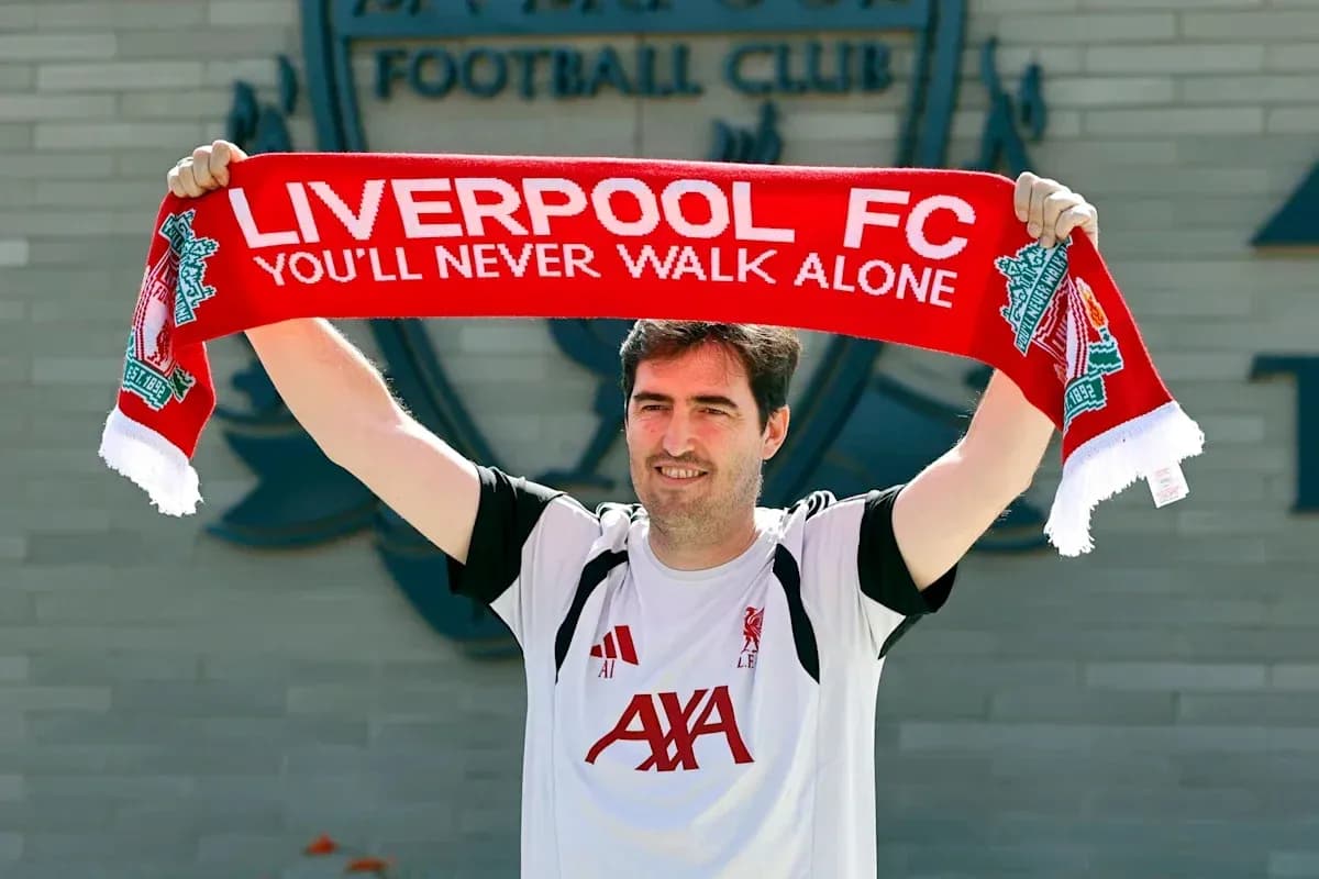 Persona sosteniendo una bufanda de Liverpool FC Persona sosteniendo una bufanda de Liverpool FC