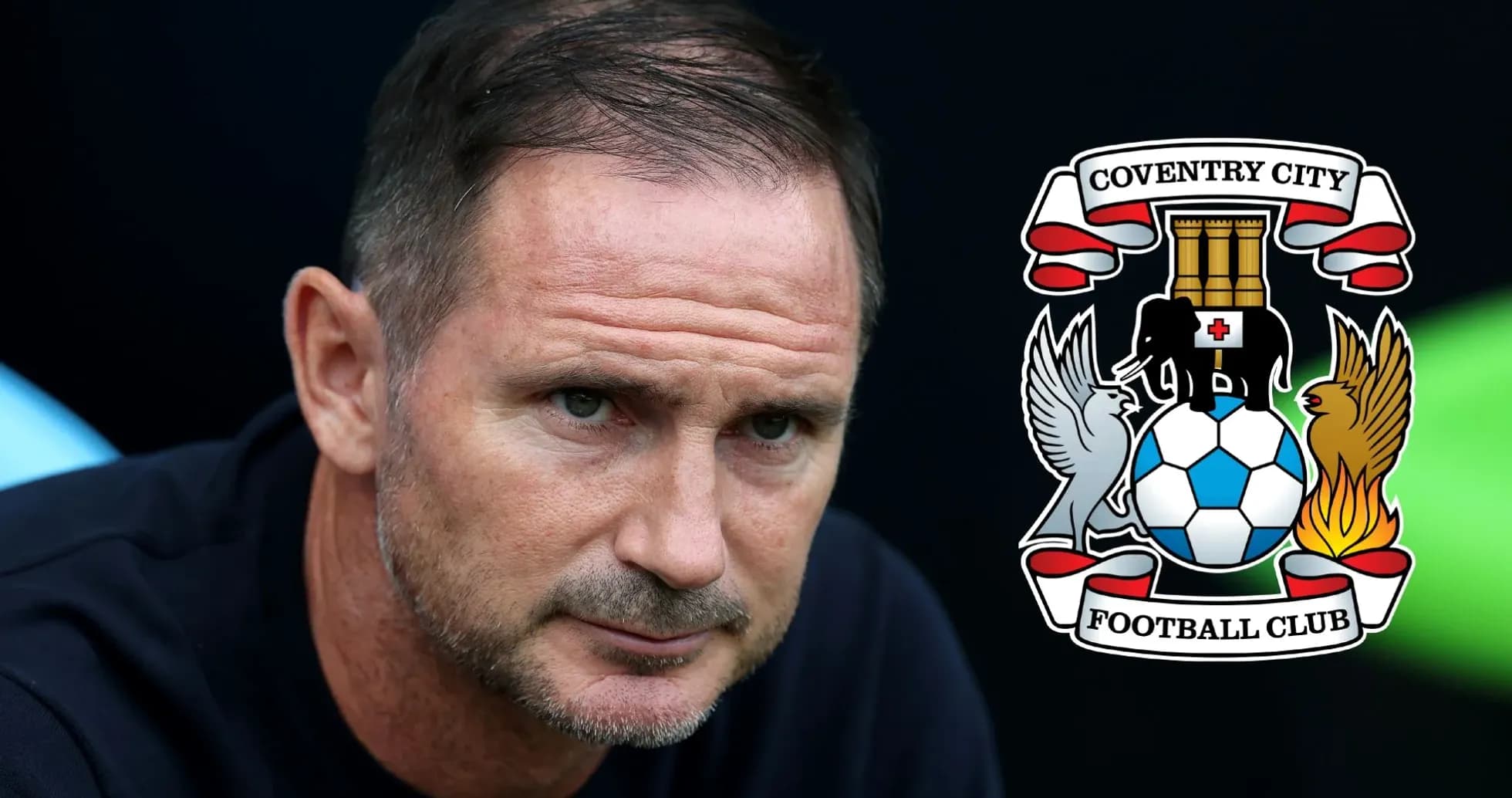 Entrenador sentado con escudo de Coventry City Entrenador sentado con escudo de Coventry City