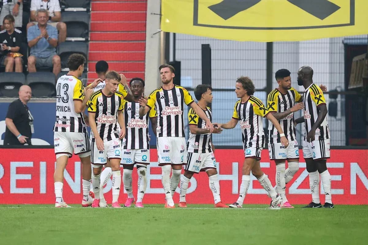 Jugadores celebrando un gol en el campo de fútbol Jugadores celebrando un gol en el campo de fútbol