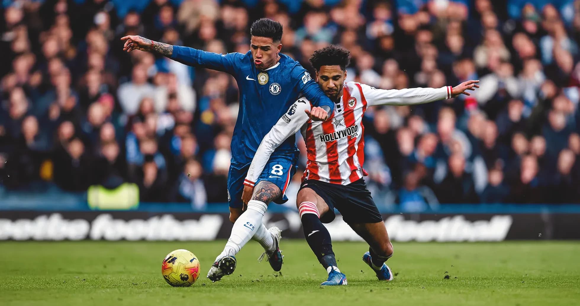 Jugadores de Brentford y Chelsea compitiendo por el balón Jugadores de Brentford y Chelsea compitiendo por el balón