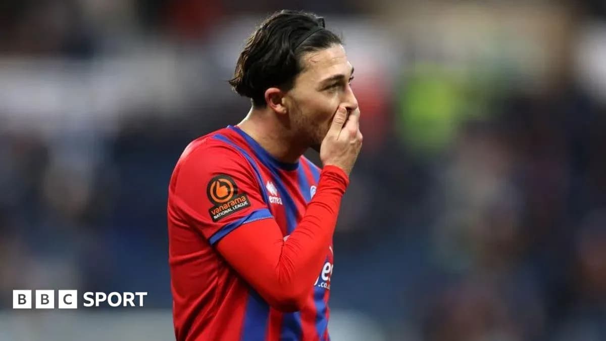 Jugador con camiseta roja tocándose la cara Jugador con camiseta roja tocándose la cara