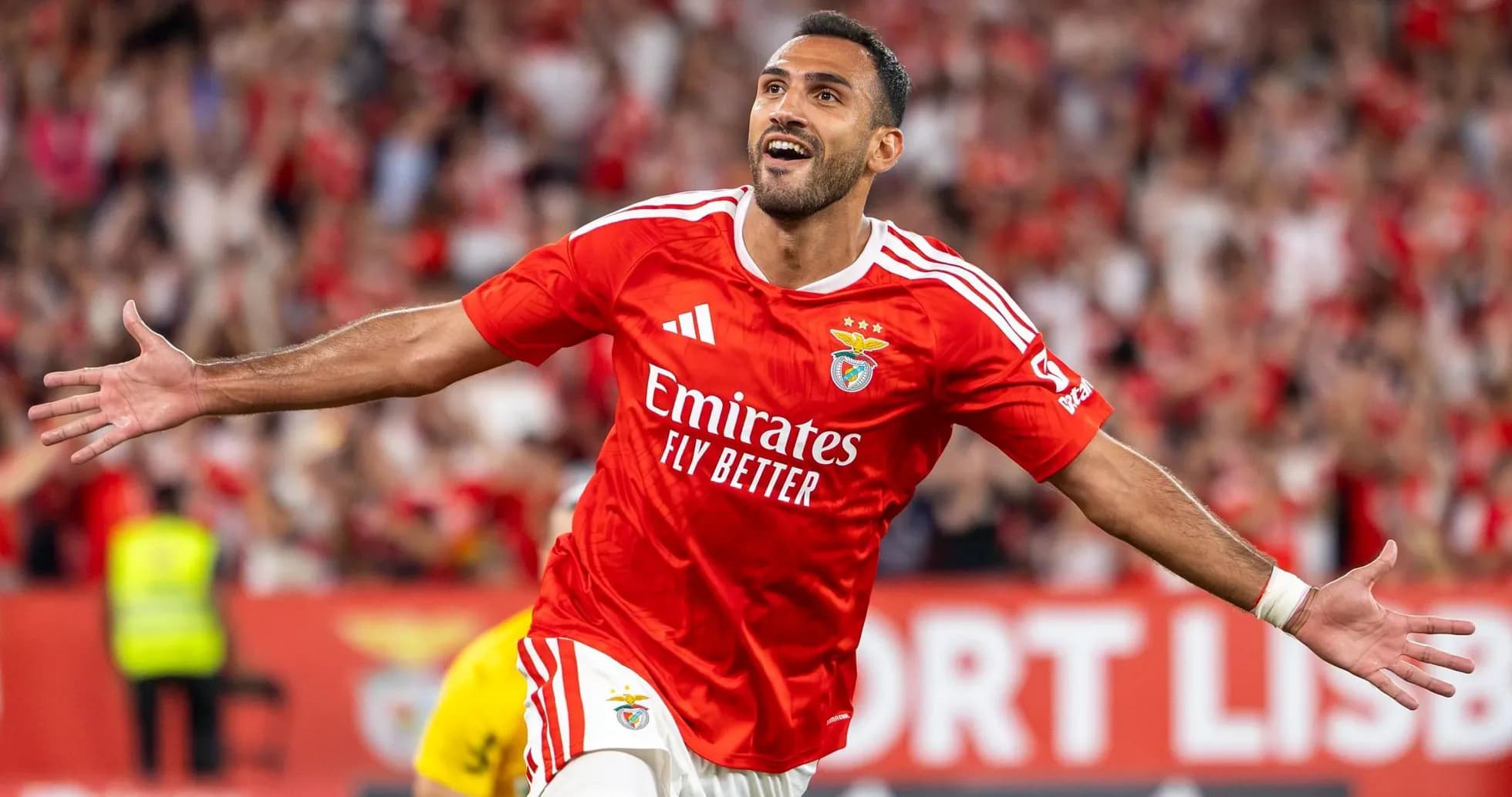 Jugador de Benfica celebrando un gol Jugador de Benfica celebrando un gol