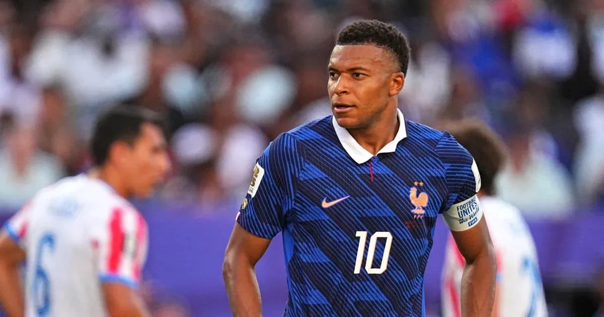 Kylian Mbappé jugando en partido con Francia Kylian Mbappé jugando en partido con Francia
