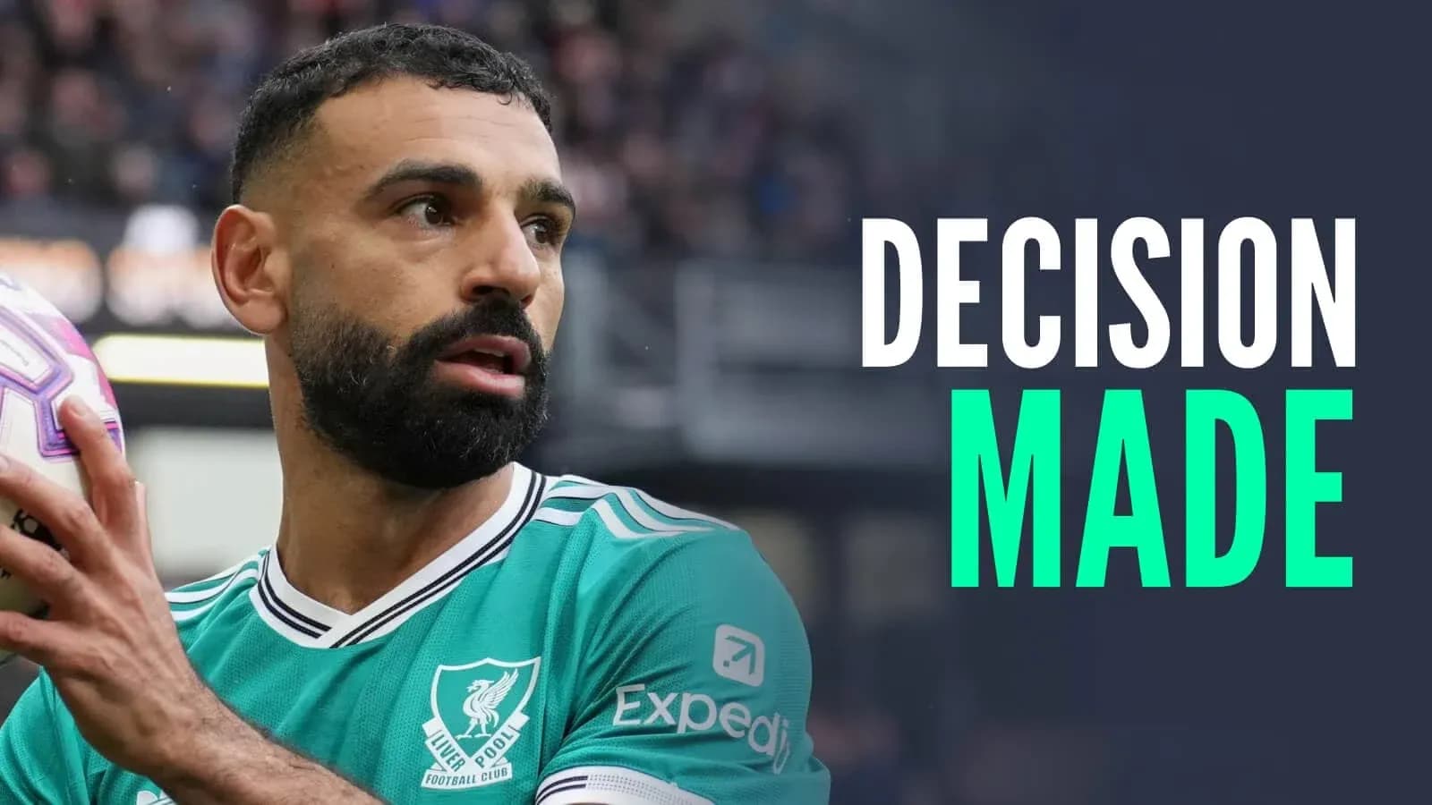 Mohamed Salah sosteniendo el balón durante un partido Mohamed Salah sosteniendo el balón durante un partido