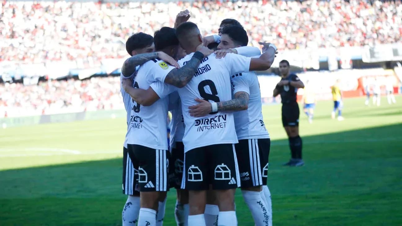 Jugadores de Colo Colo celebrando un gol Jugadores de Colo Colo celebrando un gol