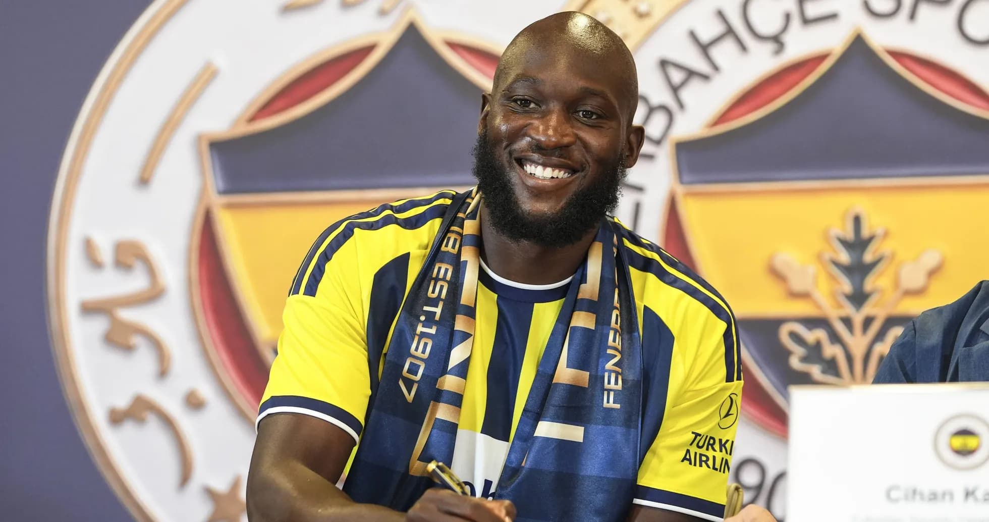 Jugador firmando contrato con Fenerbahçe en conferencia Jugador firmando contrato con Fenerbahçe en conferencia