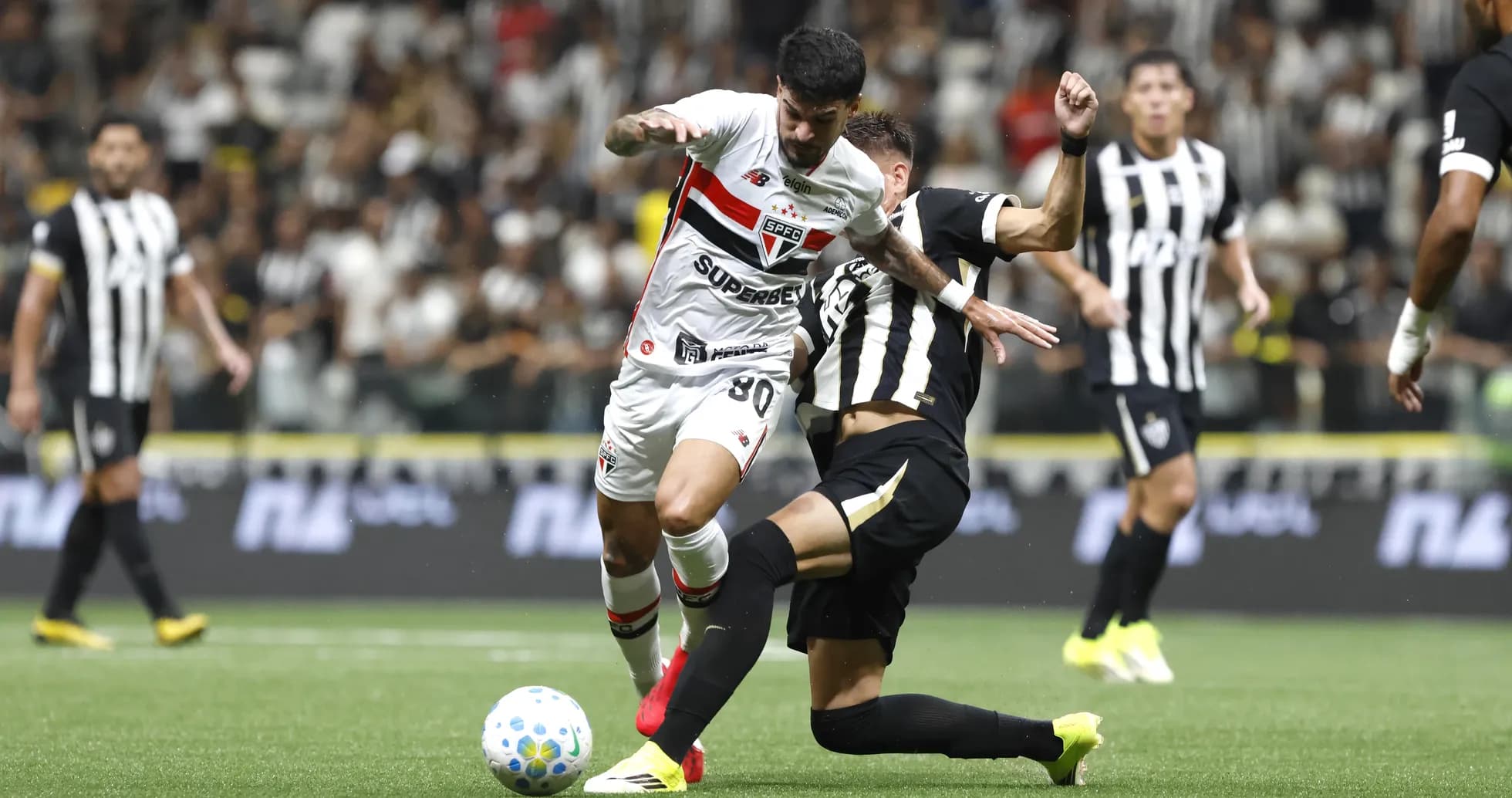 Jugador de Sao Paulo driblando a rival de Atletico-MG Jugador de Sao Paulo driblando a rival de Atletico-MG