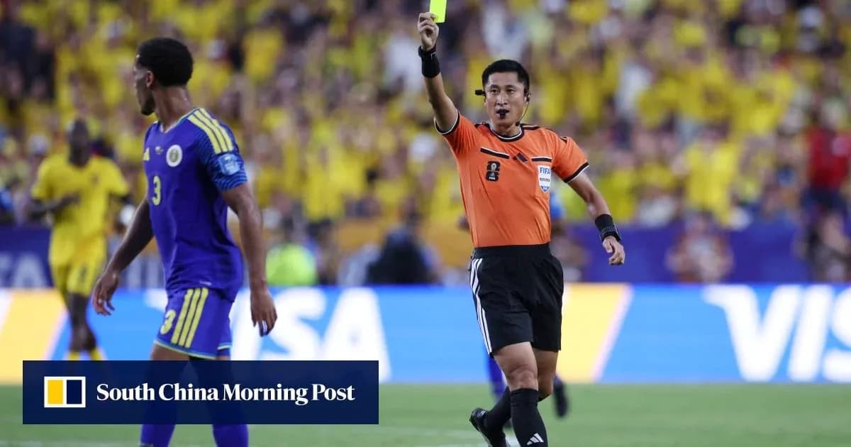 Árbitro mostrando tarjeta amarilla a jugador Árbitro mostrando tarjeta amarilla a jugador