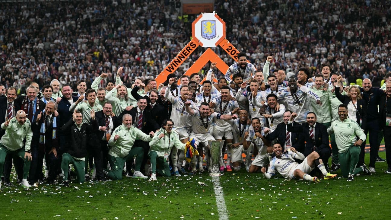 Equipo celebrando con trofeo tras ganar el campeonato Equipo celebrando con trofeo tras ganar el campeonato