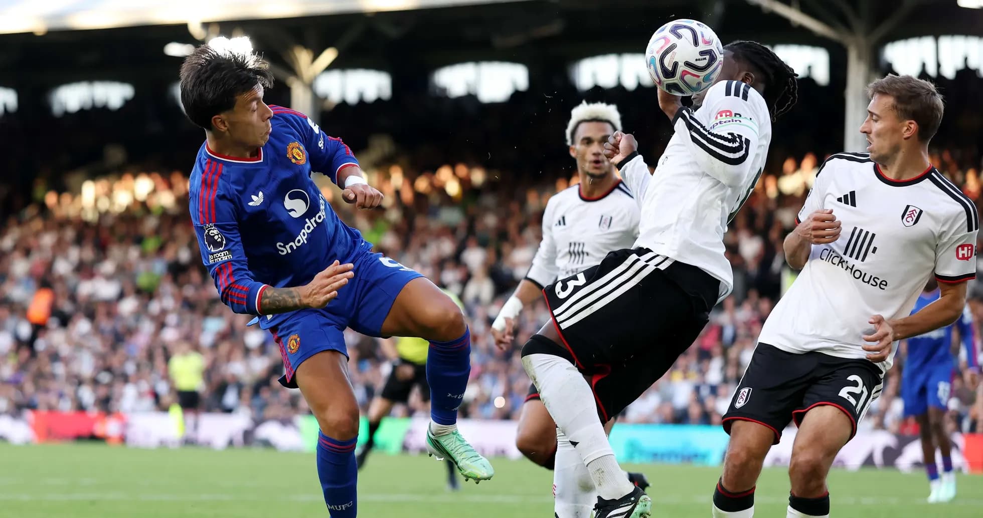 Jugadores de Fulham y Manchester United en acción Jugadores de Fulham y Manchester United en acción