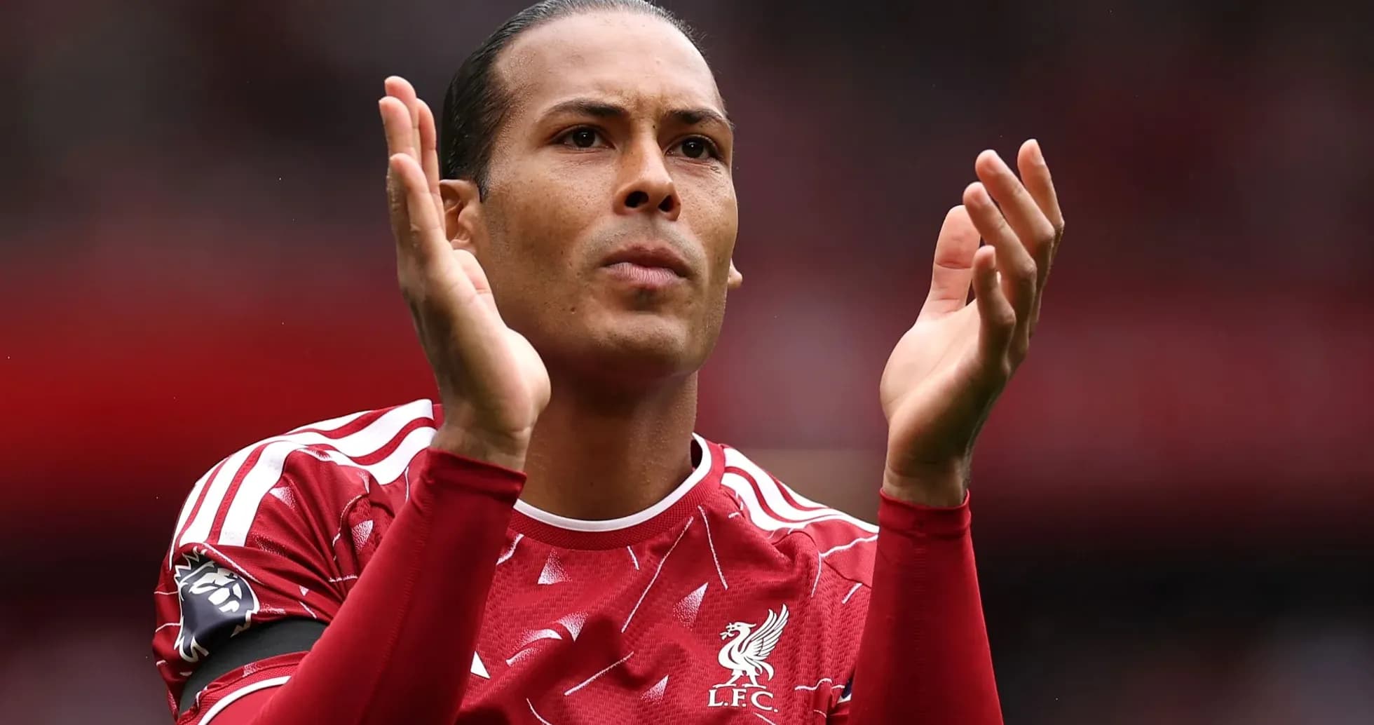 Jugador de Liverpool aplaudiendo en el campo Jugador de Liverpool aplaudiendo en el campo
