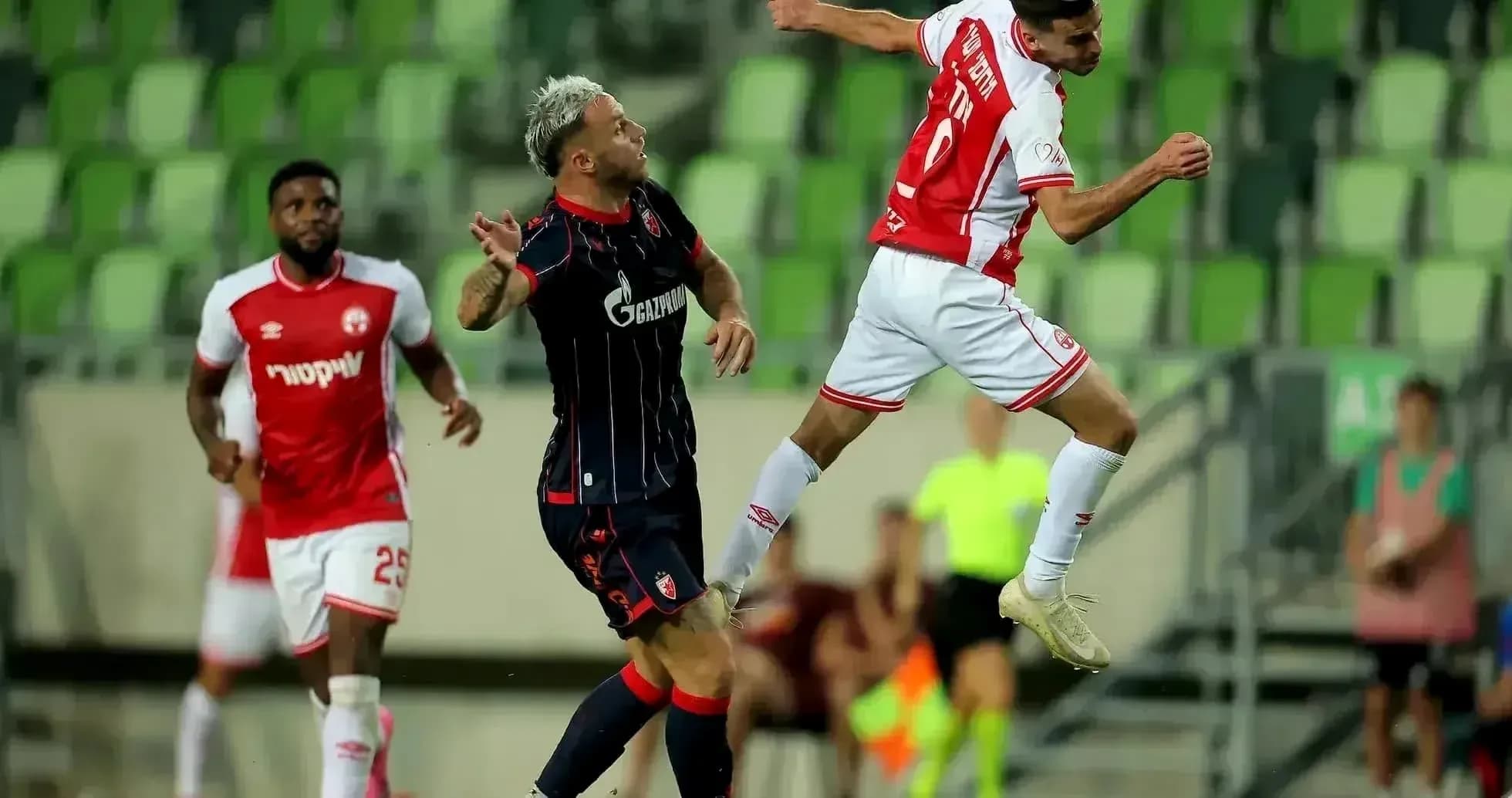 Jugadores de FK Crvena Zvezda en acción Jugadores de FK Crvena Zvezda en acción