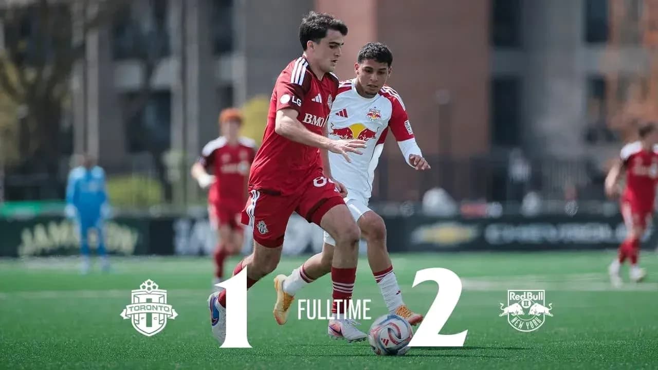 Jugador de Toronto II compitiendo contra Red Bull II Jugador de Toronto II compitiendo contra Red Bull II