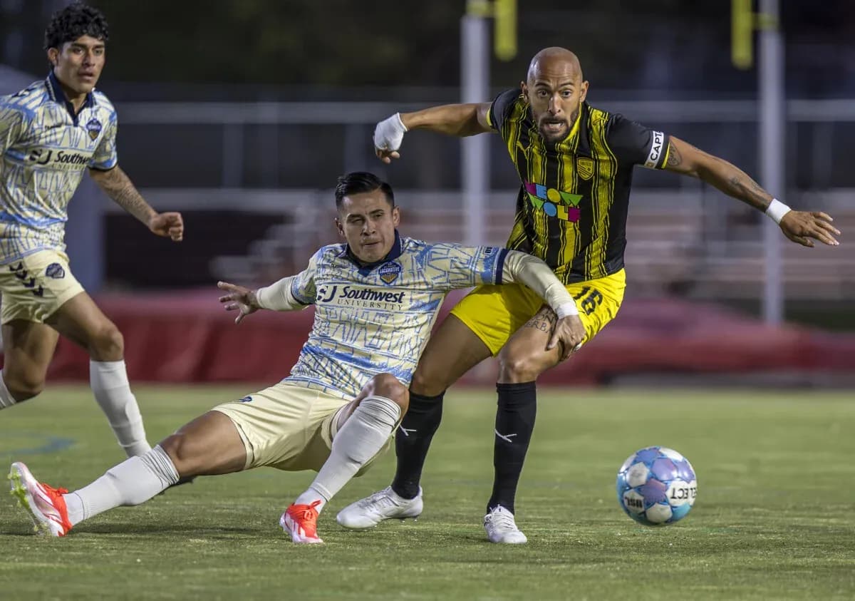 Jugador de New Mexico United luchando por el balón Jugador de New Mexico United luchando por el balón