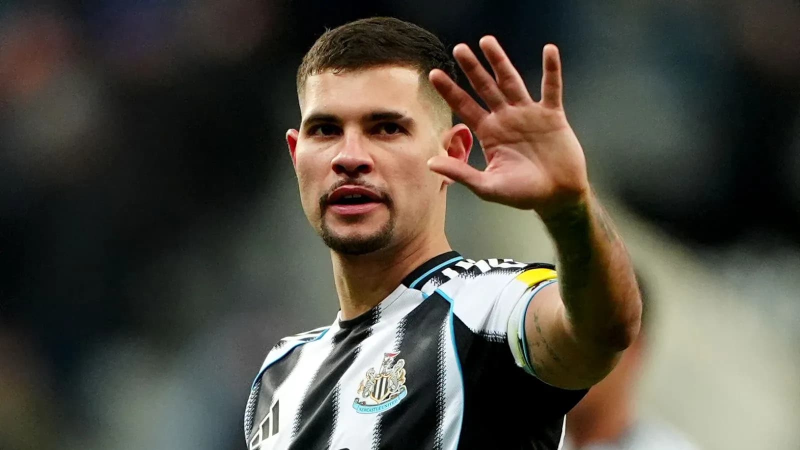 Jugador del Newcastle saludando al público Jugador del Newcastle saludando al público