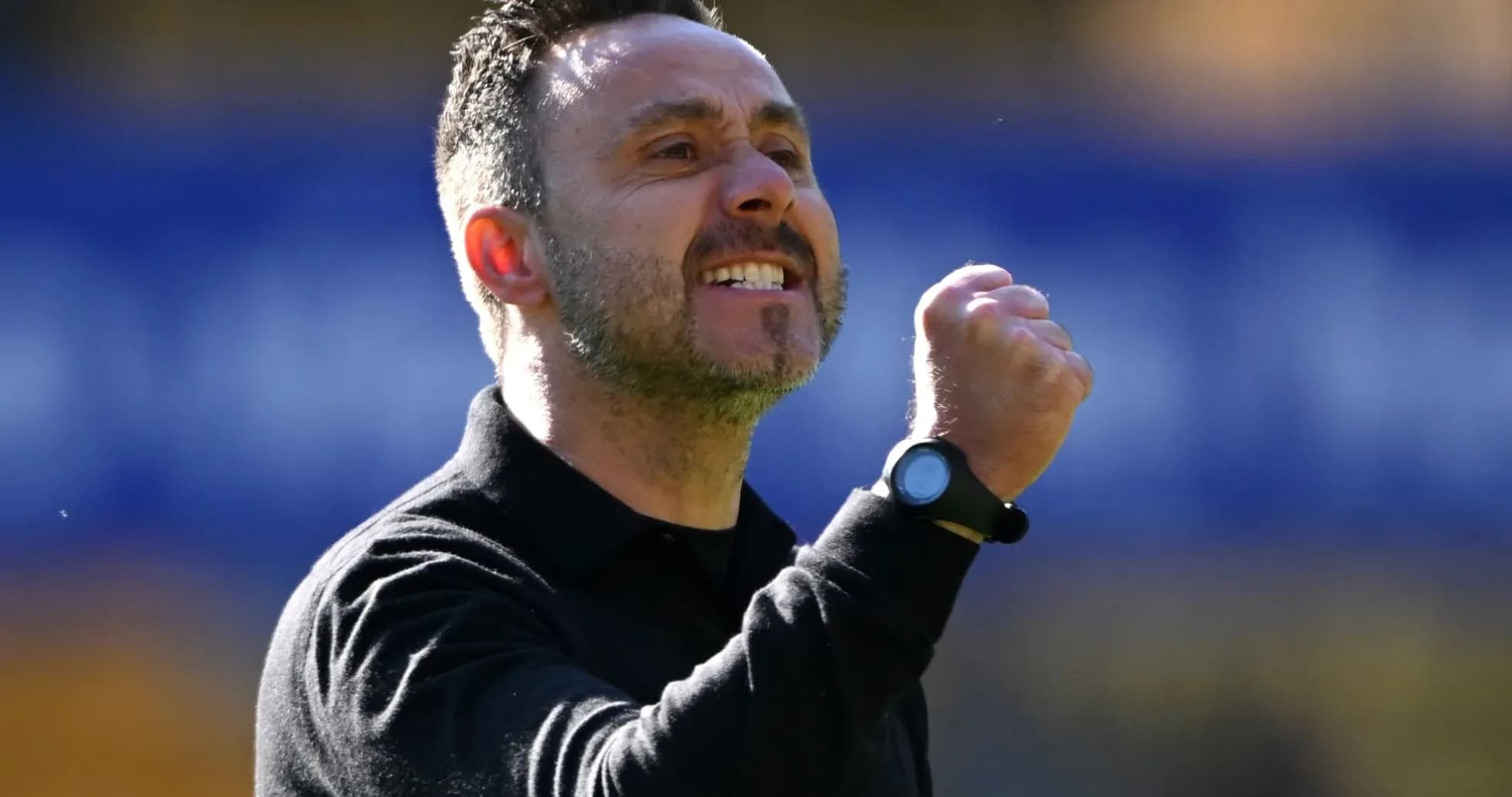 Entrenador celebrando con el puño en alto Entrenador celebrando con el puño en alto