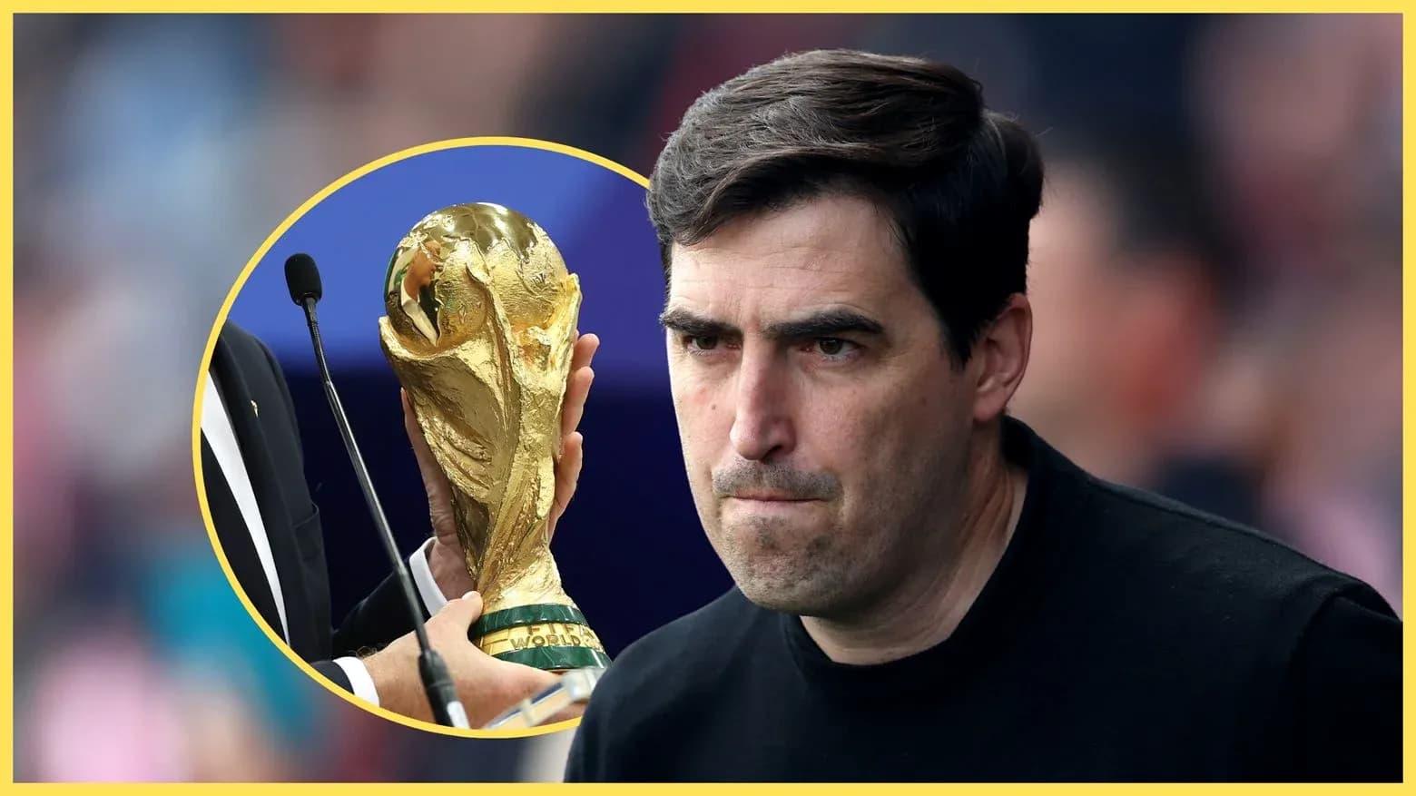 Entrenador mirando mientras se muestra el trofeo de la Copa del Mundo Entrenador mirando mientras se muestra el trofeo de la Copa del Mundo