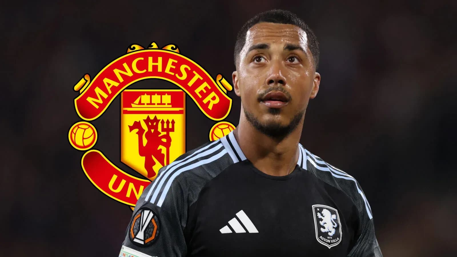 Jugador de Aston Villa con logo de Manchester United Jugador de Aston Villa con logo de Manchester United