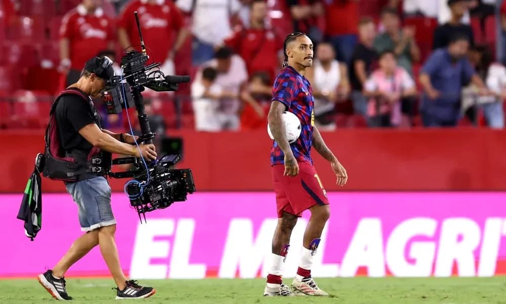 Jugador con balón mientras cámara sigue acción Jugador con balón mientras cámara sigue acción