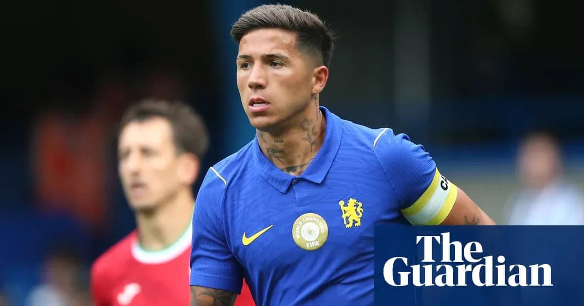 Jugador de Chelsea con camiseta azul y cinta de capitán Jugador de Chelsea con camiseta azul y cinta de capitán