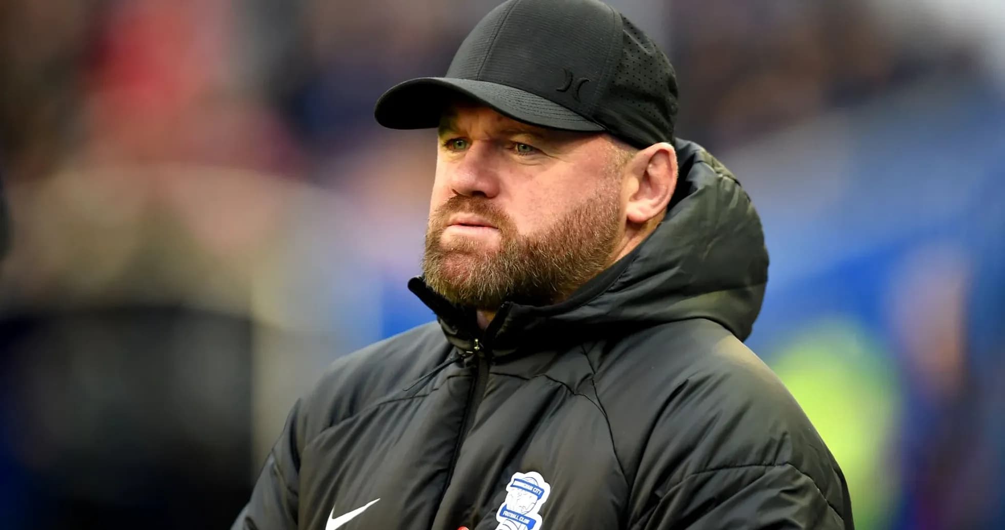 Entrenador de Birmingham City en la banda del campo Entrenador de Birmingham City en la banda del campo