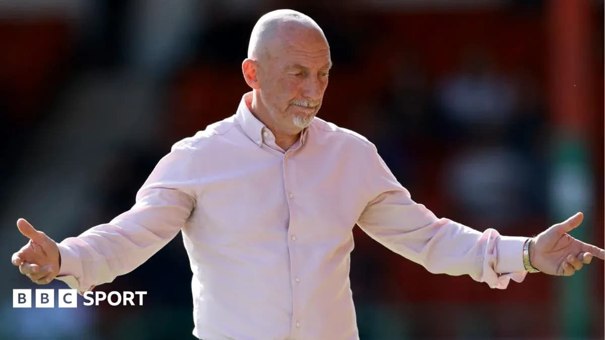 Entrenador gesticulando en el campo durante un partido Entrenador gesticulando en el campo durante un partido