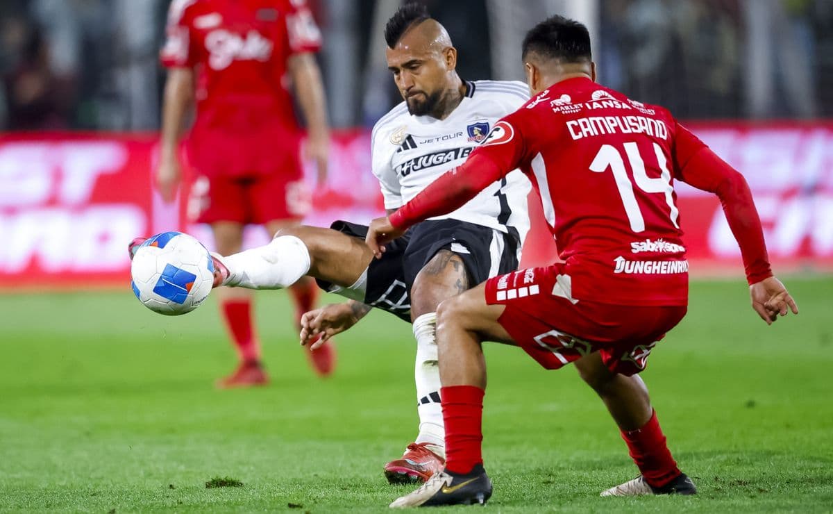 Acción entre Colo Colo y Nublense en el partido Acción entre Colo Colo y Nublense en el partido