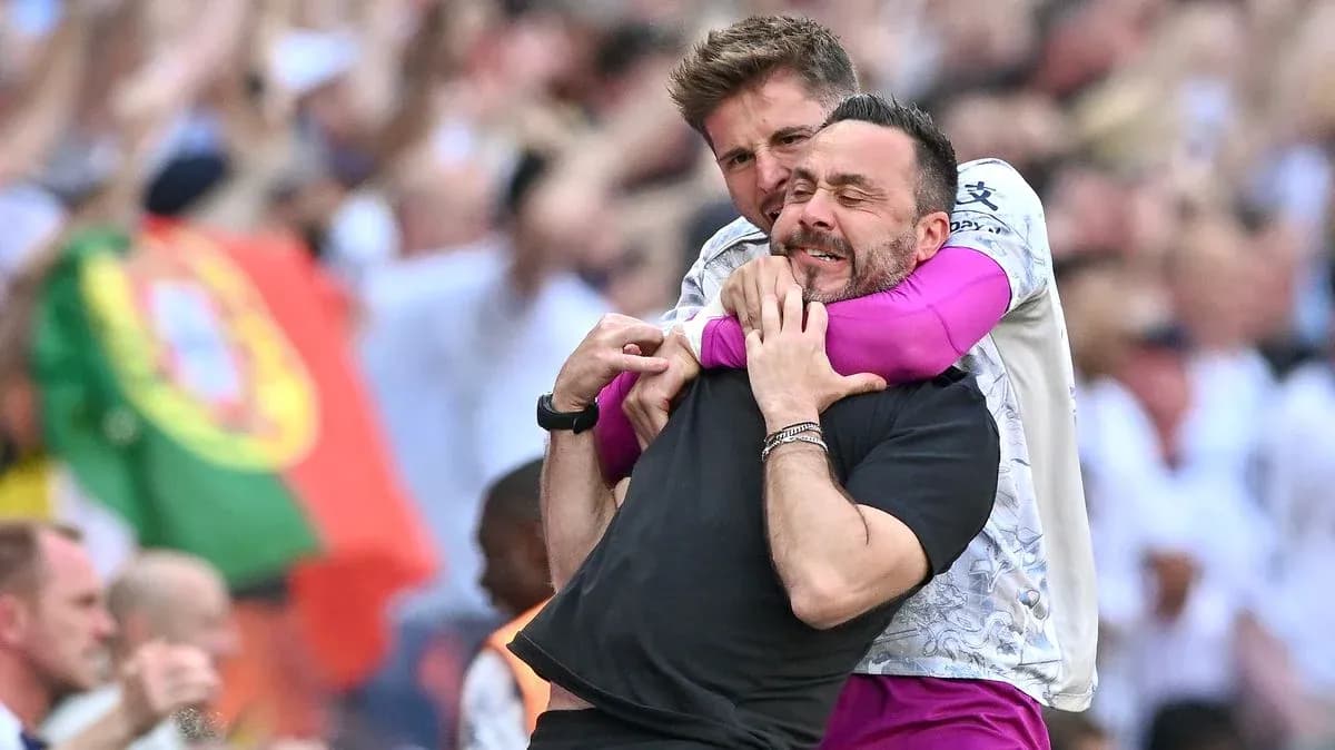 Dos entrenadores celebrando con un abrazo en el campo Dos entrenadores celebrando con un abrazo en el campo