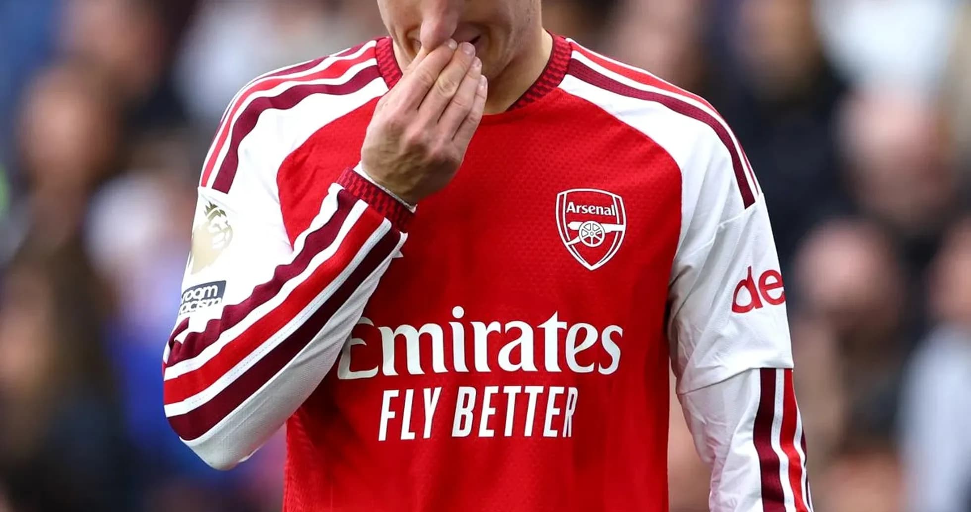 Jugador de Arsenal tocándose la cara durante el partido Jugador de Arsenal tocándose la cara durante el partido