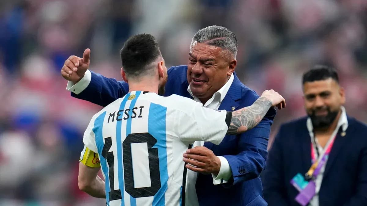 Lionel Messi abrazando a un dirigente después del partido Lionel Messi abrazando a un dirigente después del partido