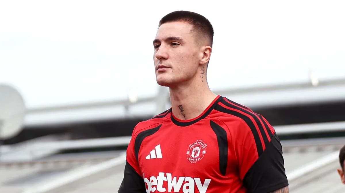 Jugador de Manchester United en camiseta roja Jugador de Manchester United en camiseta roja